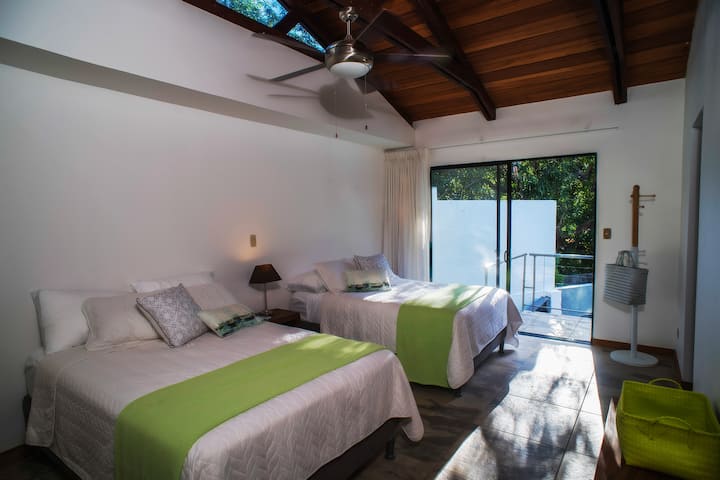 Este é o outro quarto localizado no segundo andar. Tem um banheiro particular e duas camas queen size. 