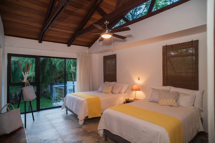 Este é um dos 2 quartos localizados no segundo andar. Este quarto tem um banheiro particular e duas camas queen size. 
