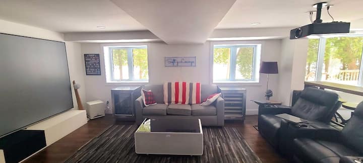 Kumbuka kwamba chumba cha kulala cha 4 si chumba halisi cha kulala, bali ni sofa ya kuvuta ya ukubwa wa kifalme iliyo katika chumba cha sinema katika ghorofa ya chini ya nyumba.