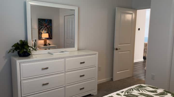 Втора спалня, комфортно обзаведена с двоен спален апартамент и вентилатор на тавана! Наличен е и голям килер за допълнително съхранение! 