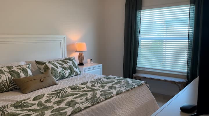 Основна спалня, комфортно обзаведена с кралски размер, спалня и вентилатор на тавана! Голям дрешник на разположение за допълнително съхранение и самостоятелна баня! 