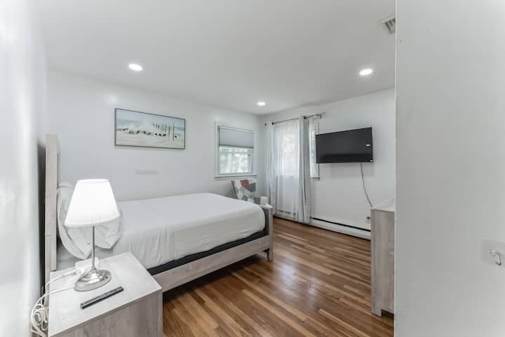 2nd Bedroom with Queen bed