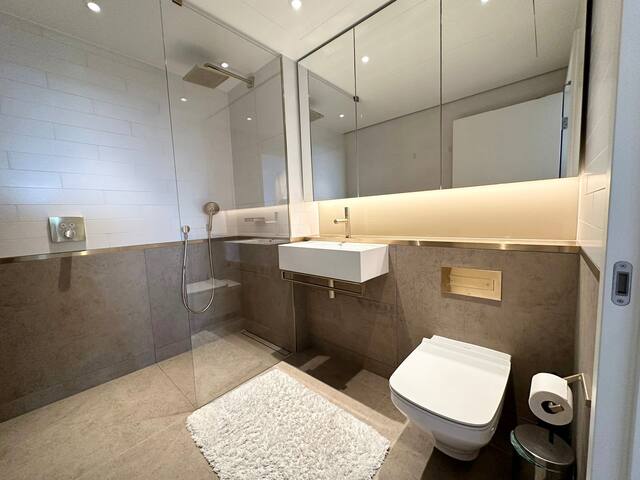 Luxury 2 Bedroom in Battersea gallery image 4