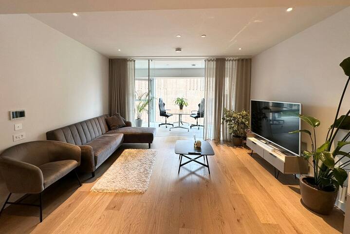 Luxury 2 Bedroom in Battersea gallery image 2