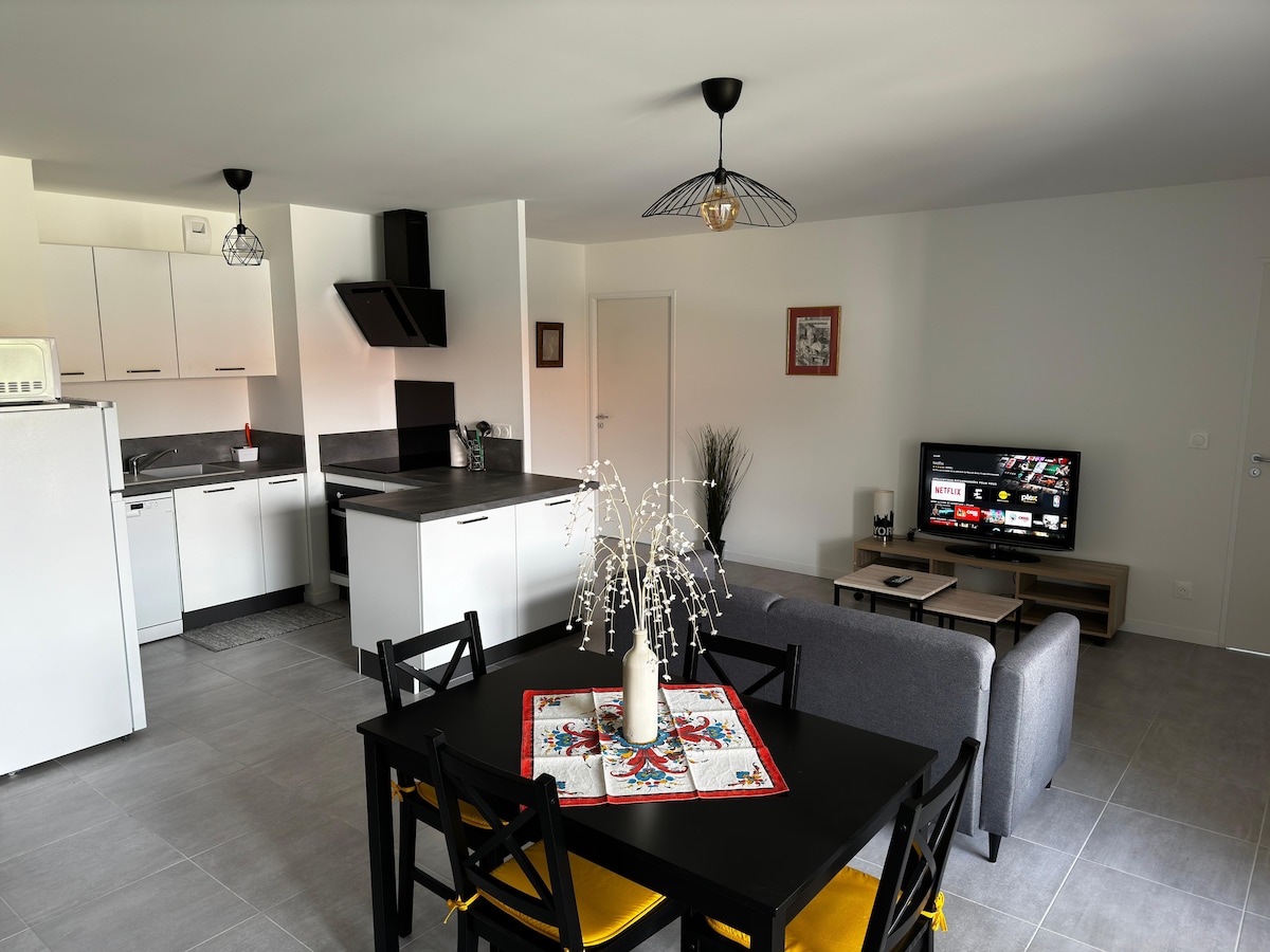 Top performing Airbnb: 2-bedroom apartment - 10 min Ocean | 70 m² | WiFi | NEW in Léon