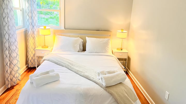 BR 3 - Queen size, klimatizácia/kúrenie, nový matrac, nočné stolíky so súpravami lámp, kožený rám postele, multifunkčné LED svetlá s diaľkovým ovládaním a nabíjacia stanica (2 štandardné zásuvky a 2 porty USB).