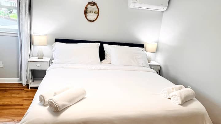 Spálňa č.2
Veľká manželská posteľ.  Klimatizácia/kúrenie, nočné stolíky so súpravami lámp a nový matrac. 