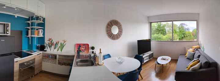 コーヒーや紅茶で目覚めたらすぐに楽しい時間を過ごすのに最適な場所です。窓を開けて、鳥のさえずりでリフレッシュしましょう。 大画面で本や映画を見ながらソファでくつろぐこともできます。