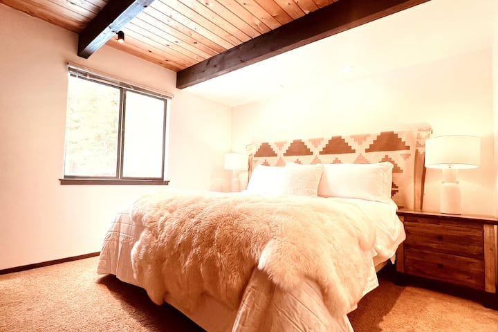 أساسي 1 مع سرير كينج وخزانة ملابس وخزانة ملابس.