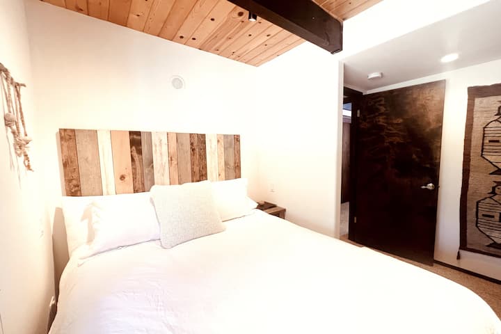 سرير كوين 1 - سرير بحجم كوين، خزانة ملابس، خزانة ملابس