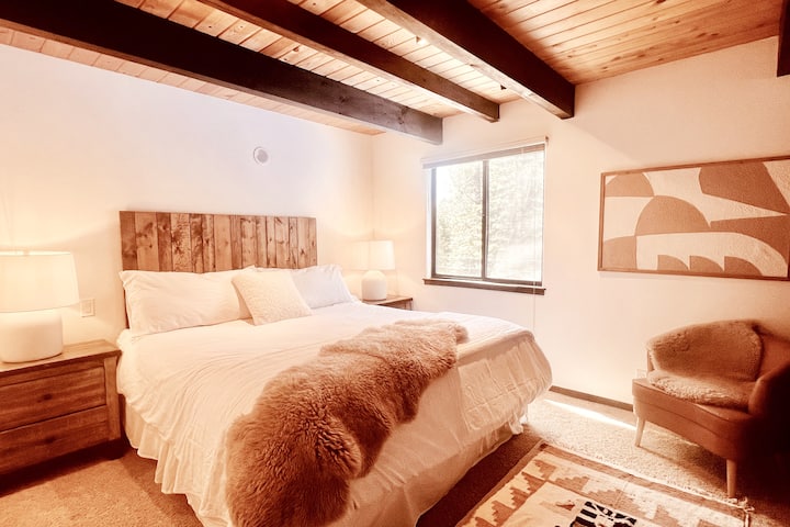 أساسي 2 - سرير كينج وكرسي جانبي وخزانة.