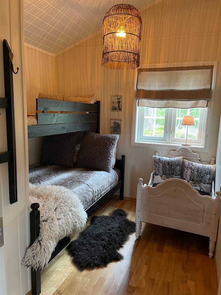 המיטה למטה היא 120 ס"מ, המיטה למעלה היא 75 ס"מ, ובנוסף יש עריסה