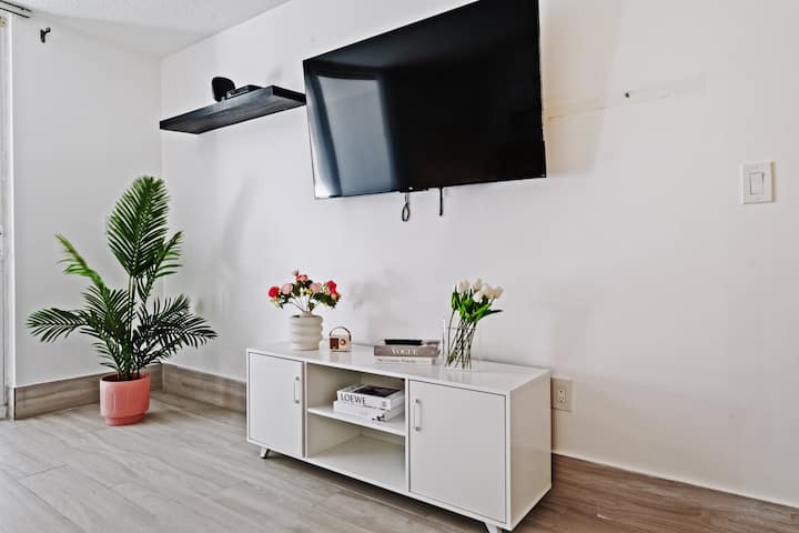 2b/1b Free Parking, Pool, Hottub - Miami, FL