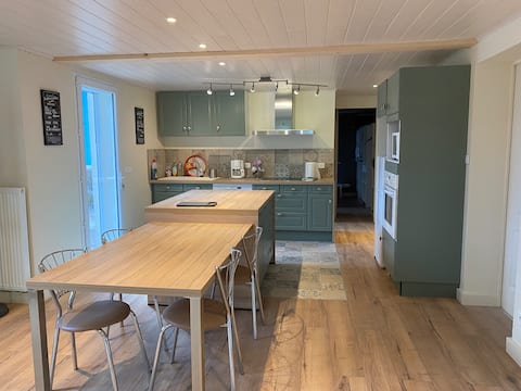 Spacious F2 with parking and private outside