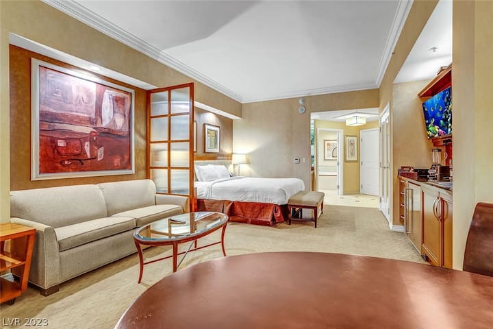 apartmán v prvej spálni s manželskou posteľou King a rozkladacou pohovkou veľkosti queen size.