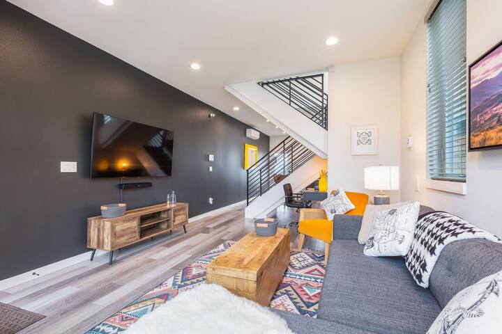 Stylish Townhouse Near Seattle Attractions gallery image 2