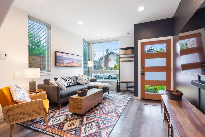 Stylish Townhouse Near Seattle Attractions gallery image 5