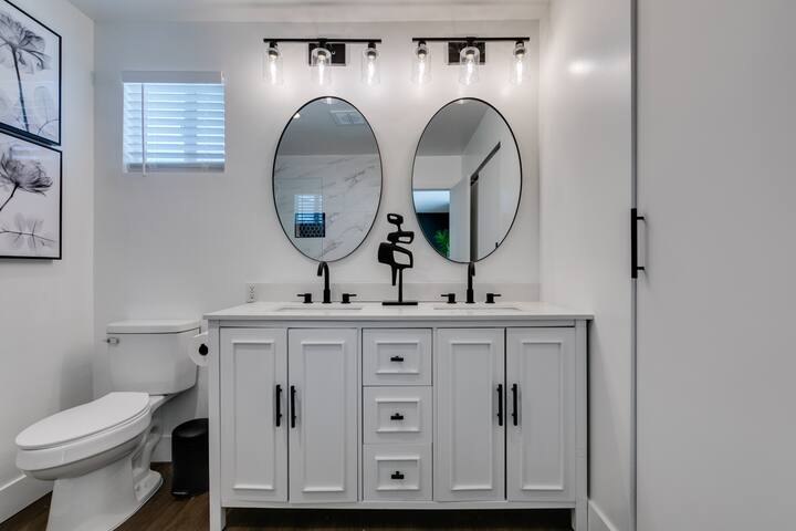 Vegas Oasis 5b/3b with Pool Near the Strip gallery image 3