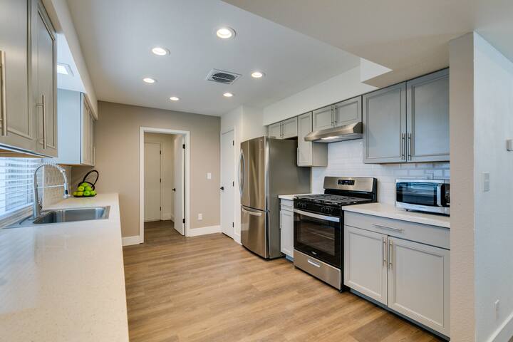 Vegas Oasis 5b/3b with Pool Near the Strip gallery image 4