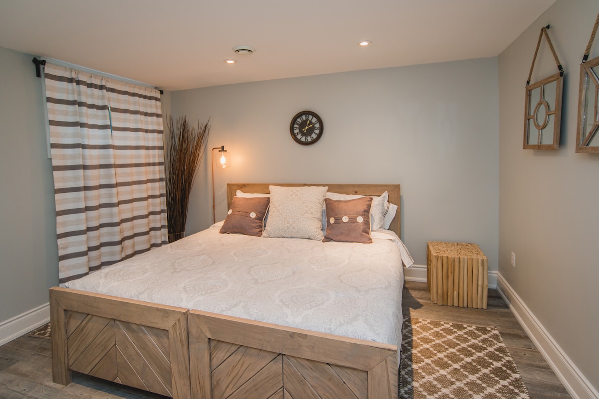 King bed. The Underwood room