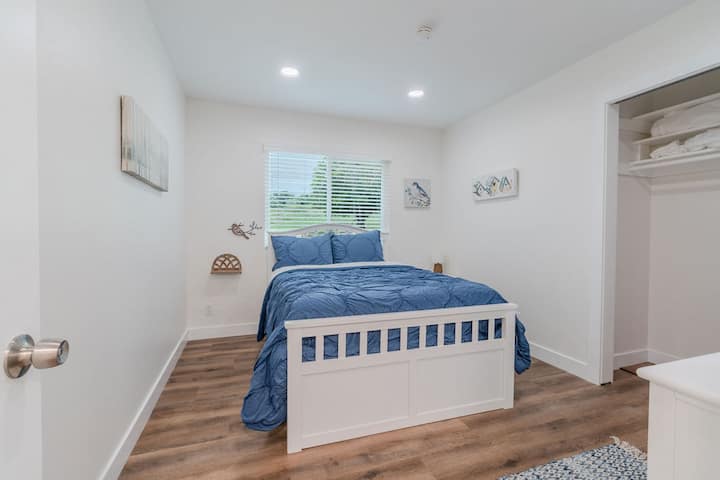 חדר שינה מס '1 כולל מיטה מלאה, שידה עם מראה וארון.