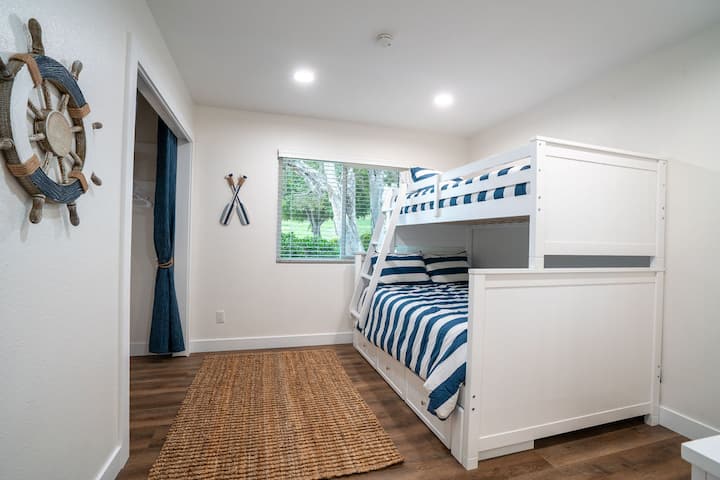 חדר שינה מס '2 מעוצב עם נושא ימי וכולל מיטת קומתיים עם מיטה מלאה למטה ומיטה זוגית למעלה.  3 יכולים לישון בנוחות בחדר הזה.