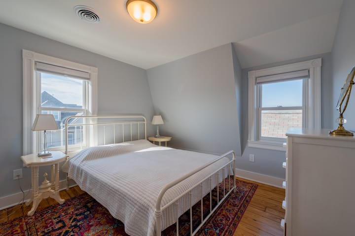 غرفة نوم الضيوف. سرير ملكة.