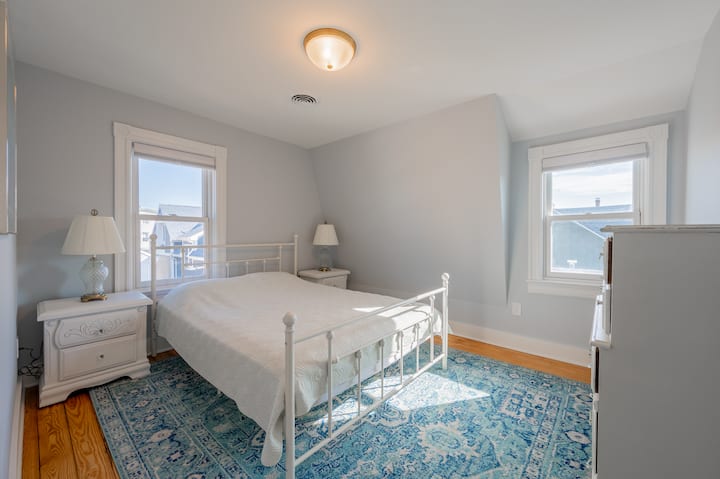 غرفة نوم الضيوف. سرير ملكة.