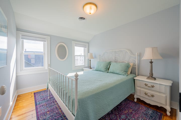 غرفة نوم الضيوف. سرير ملكة.