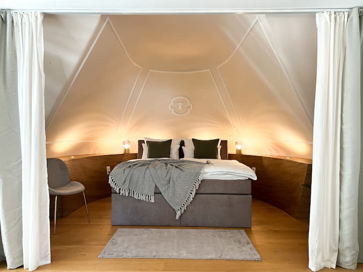 Unser königlicher Masterbedroom bietet nicht nur luxuriösen Komfort (180x200cm), sondern auch eine zusätzliche Schlafcouch (140x200cm) für extra Schlafplatz; der Raum kann zudem mit Vorhängen für mehr Privatsphäre abgetrennt werden.