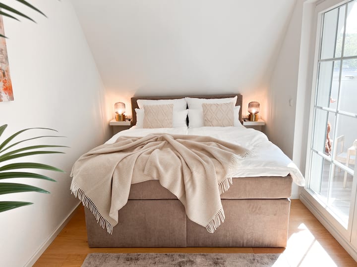 Das zweite Schlafzimmer bietet ein äußerst gemütliches 160x200 cm Boxspringbett für erholsame Nächte. Hier könnt ihr euch nach einem erlebnisreichen Tag zurückziehen und entspannen.