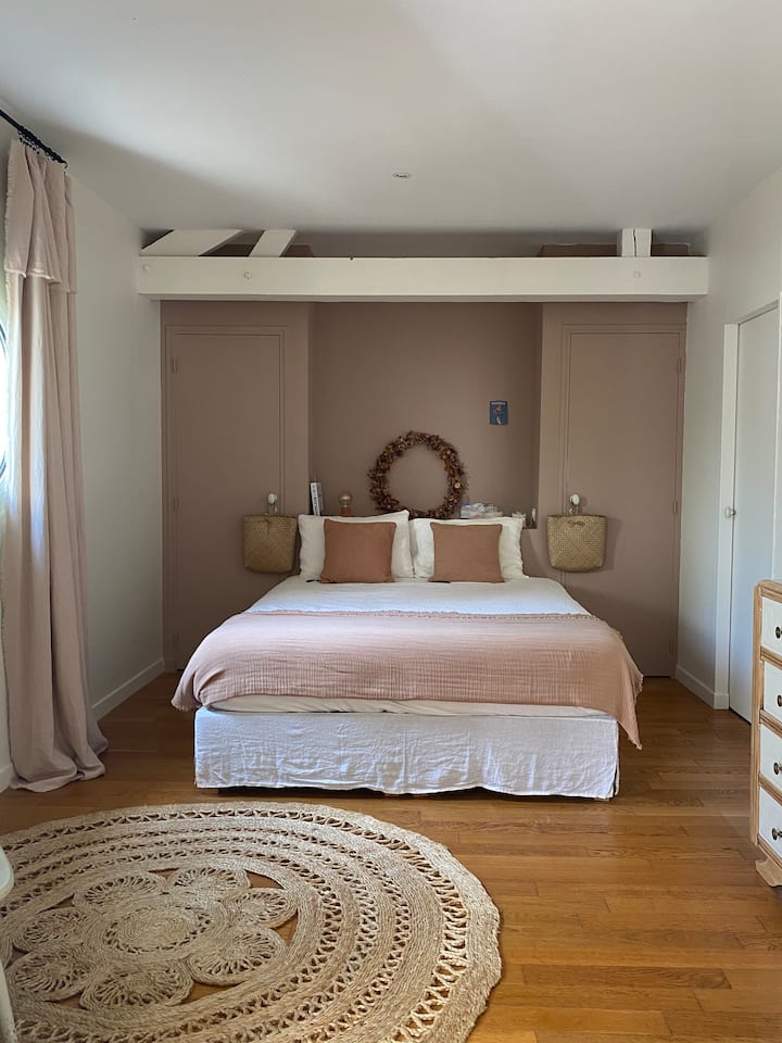 Spavaća soba br. 1 s bračnim krevetom  - 160 x 200 kreveta

1 velika komoda
Vješalice s vješalicama
1 veliko ogledalo 

Posteljina nije uključena:
 -na narudžbi conciergea: 22,5 € bračni krevet, € 18 jednostruki krevet.
10% popusta za jednostavno uklanjanje posteljine.