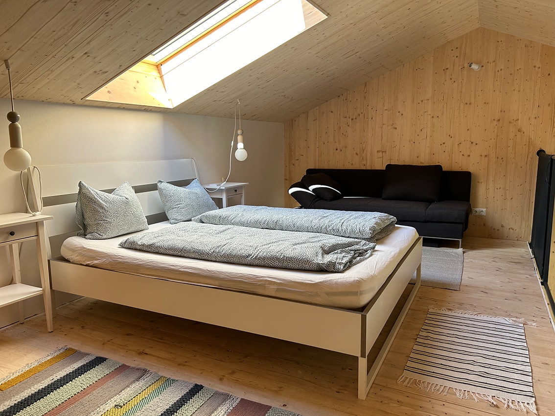 bovenverdieping, tweepersoonsbed met extra slaapbank