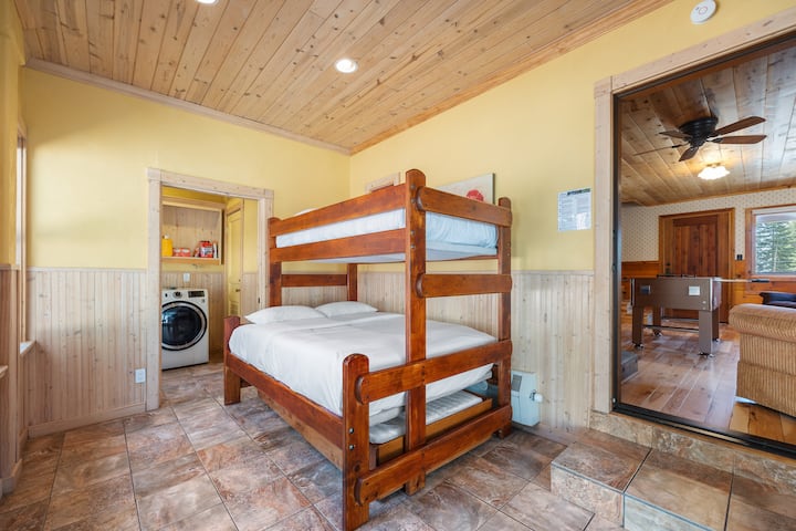 Svetlý a príjemný priestor so zábavnými poschodovými posteľami – ideálny pre dobrodružné rodiny!