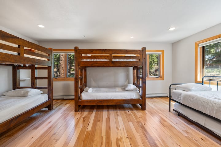 V tejto priestrannej izbe s rustikálnym šarmom a množstvom prirodzeného svetla na vás čaká dobrodružstvo!