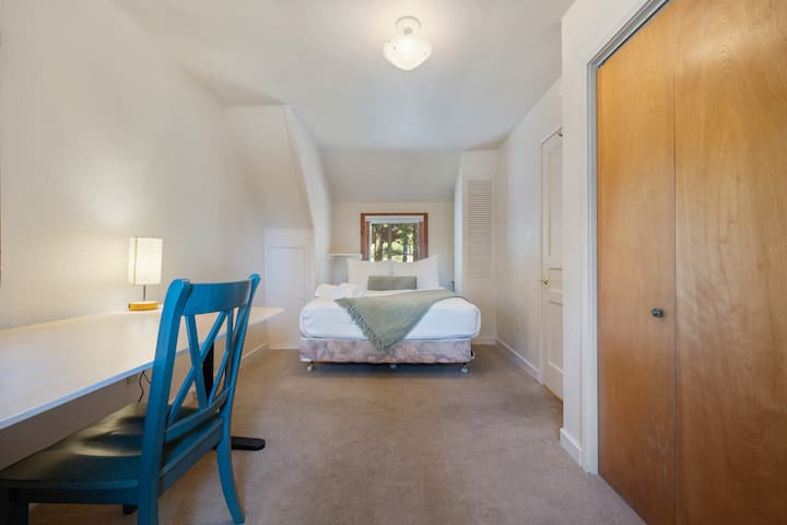 Svetlá izba s pohodlnou posteľou a moderným stolom na relaxáciu alebo prácu!

