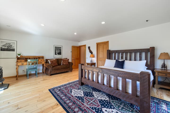 Elegantné drevené prvky a mäkké sedačky sľubujú uvoľnené večery v štýle!