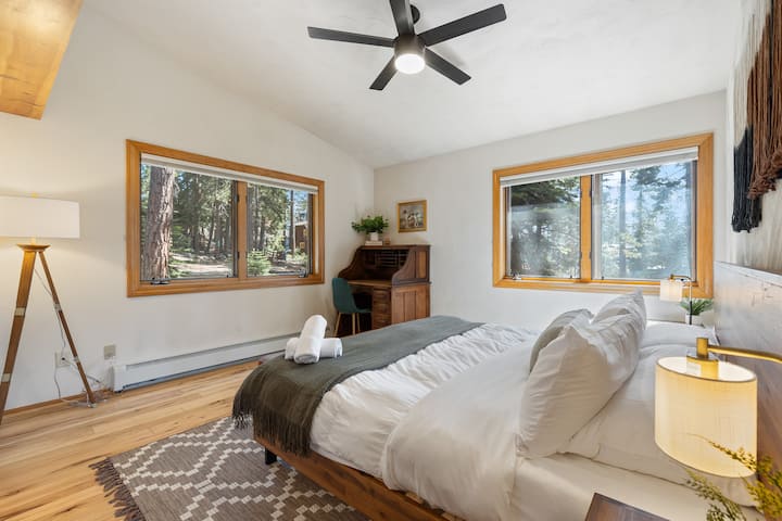 Svetlé okná púšťajú prírodu dnu, s elegantným pracovným priestorom a príjemným dekorom!