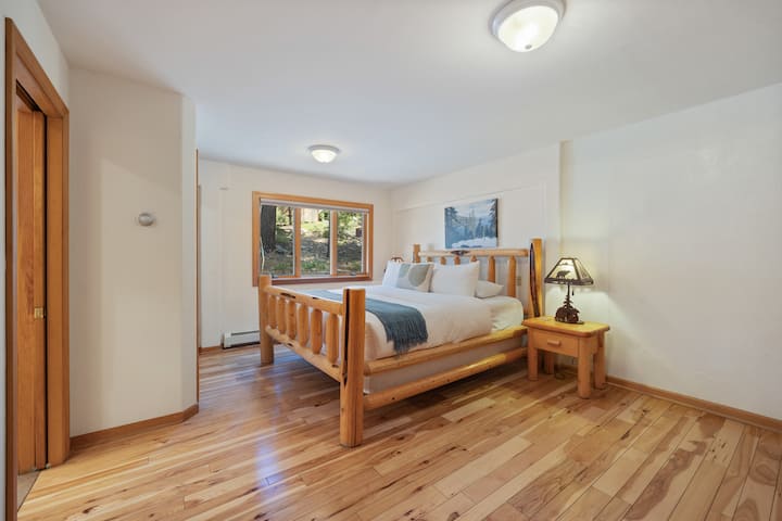 Utečte do rustikálnej elegancie s výhľadmi a teplými drevenými tónmi! Spite v pohodlí.