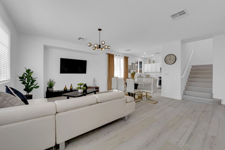 4 bedroom 3 bathroom w/parking, grill, gazebo