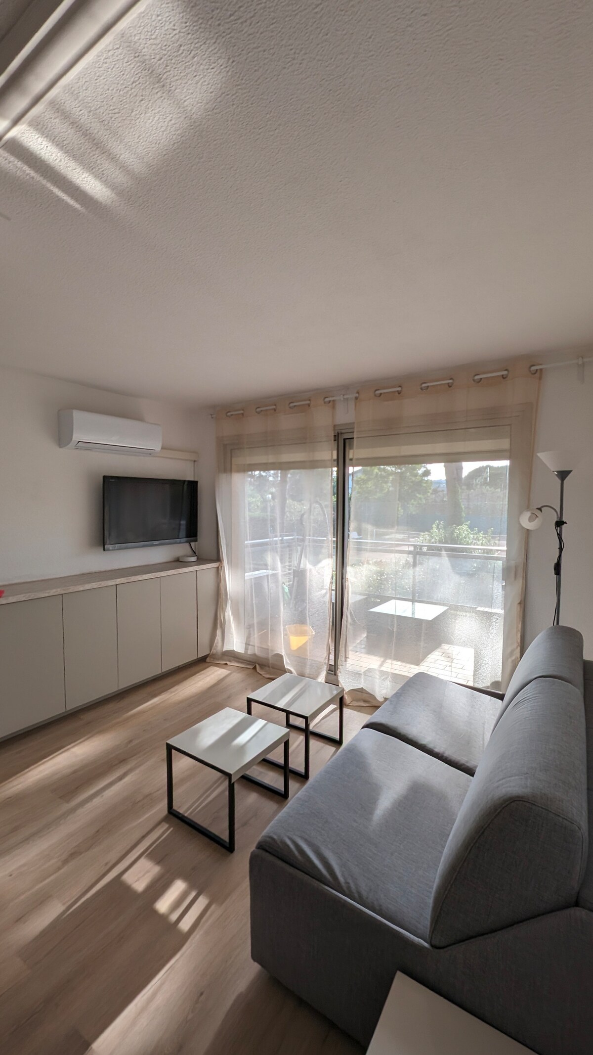 Successful Airbnb property: Cozy studio, swimming pools, tennis. in Antibes