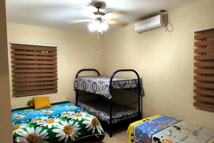 غرفة مجهزة لـ 5 أشخاص.