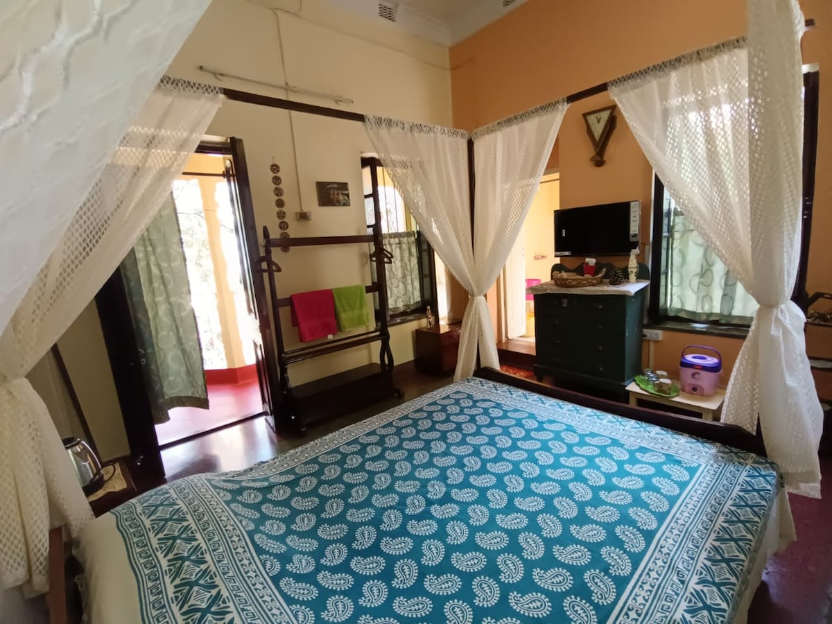 ~ Домашна соба со мебел од одреден период ~