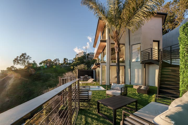 Hollywood Hills Jacuzzi + Jetliner Views