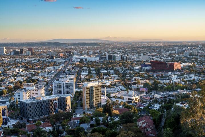 Hollywood Hills Jacuzzi + Jetliner Views gallery image 2