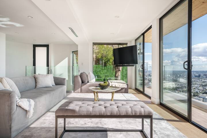 Hollywood Hills Jacuzzi + Jetliner Views gallery image 4