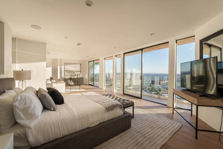 Hollywood Hills Jacuzzi + Jetliner Views gallery image 5