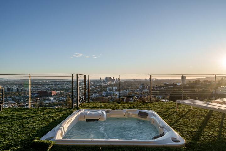 Hollywood Hills Jacuzzi + Jetliner Views gallery image 3