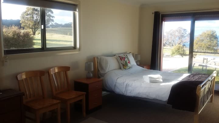 Ლამაზი ხედები - ნებისმიერი ოთახიდან.  Ბევრი სივრცე.  მარტივი წასვლა ოთახიდან ოთახში. Მსუბუქი და ჰაეროვანი საწოლი. საწოლი მთავარ საძინებელში.