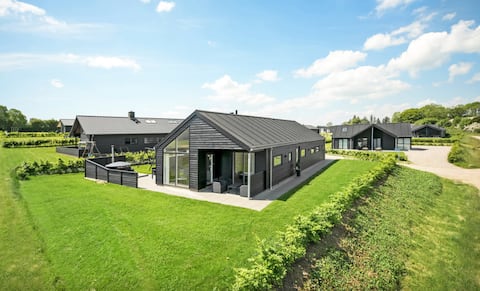 Luxury cottage near the beach for 11 guests